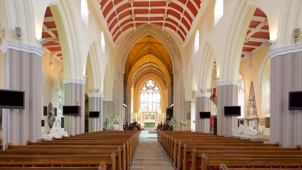 Armagh mostrando patrimonio de arquitectura, una iglesia o catedral y vistas interiores