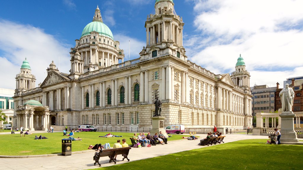 Prefeitura de Belfast mostrando elementos de patrimônio, um parque e um castelo