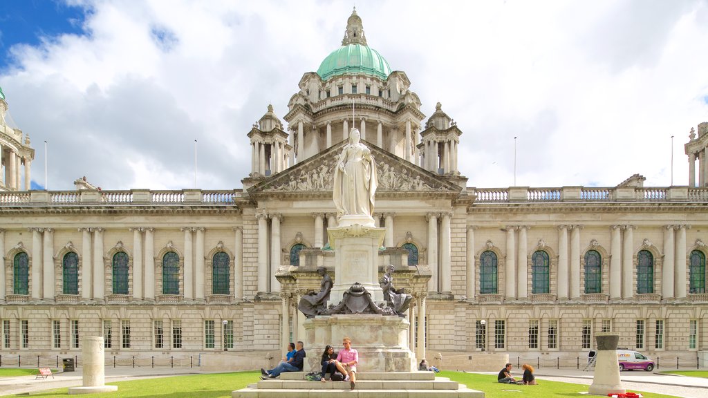 Prefeitura de Belfast mostrando arquitetura de patrimônio, elementos de patrimônio e um pequeno castelo ou palácio