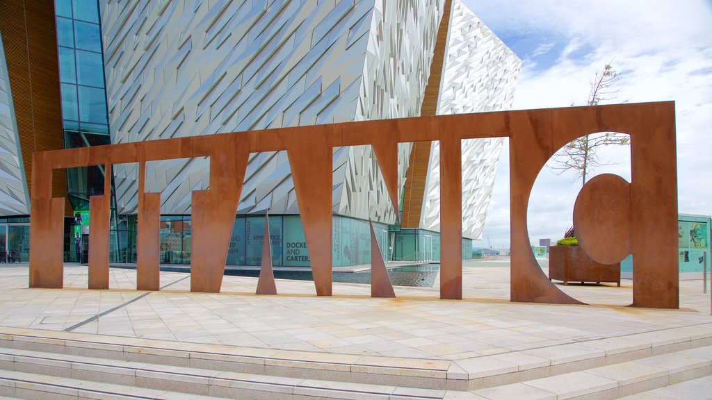 Museo del Titanic en Belfast que incluye arquitectura moderna y señalización