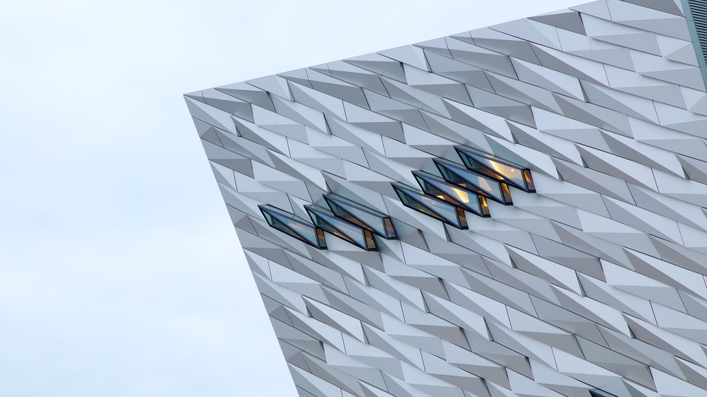 Museo del Titanic en Belfast que incluye arquitectura moderna