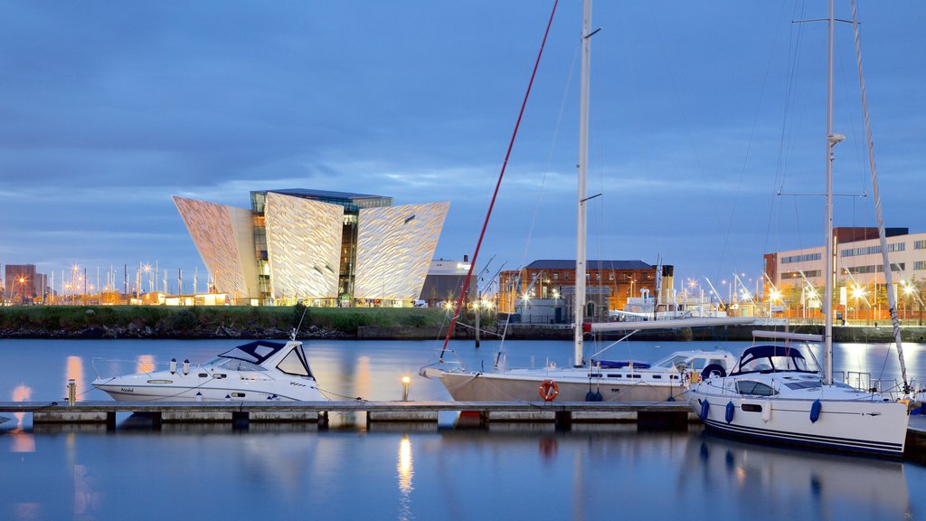 Museo del Titanic en Belfast que incluye un río o arroyo, botes y arquitectura moderna