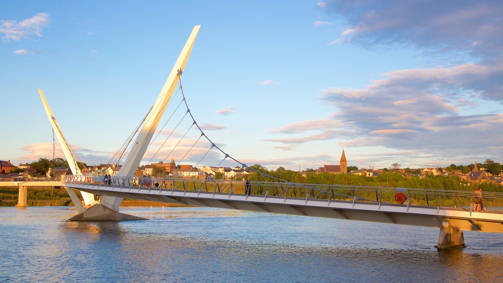 Peace Bridge ofreciendo un río o arroyo, arquitectura moderna y un puente