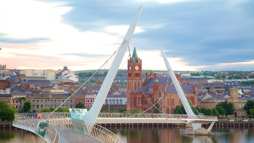 Peace Bridge que incluye arquitectura moderna, una ciudad y un puente