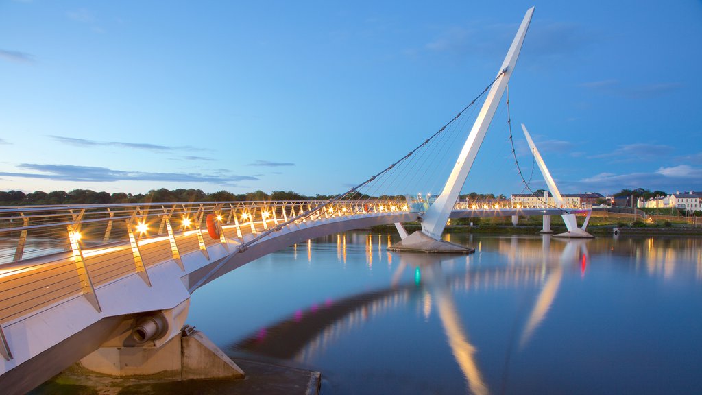 Ponte da Paz mostrando arquitetura moderna, um pôr do sol e uma cidade