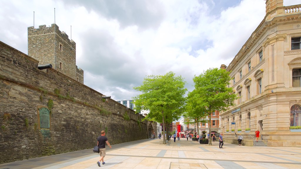 Derry City Walls mostrando cenas de rua e uma praça ou plaza assim como um homem sozinho