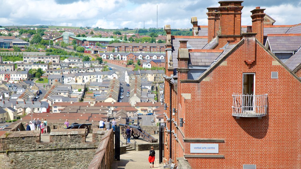 Stadsmuren van Derry bevat een stad