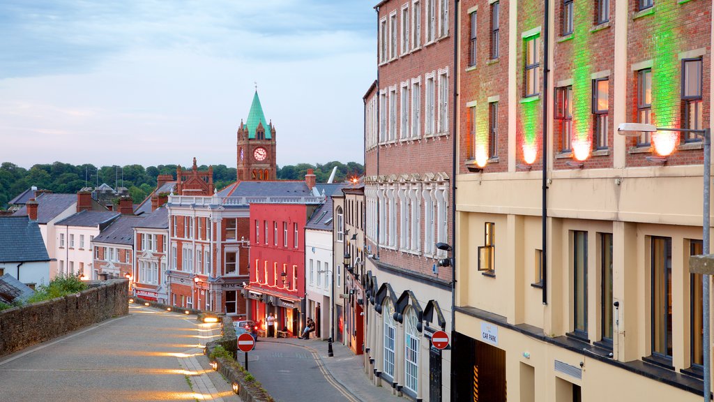 Derry City Walls showing a city and street scenes