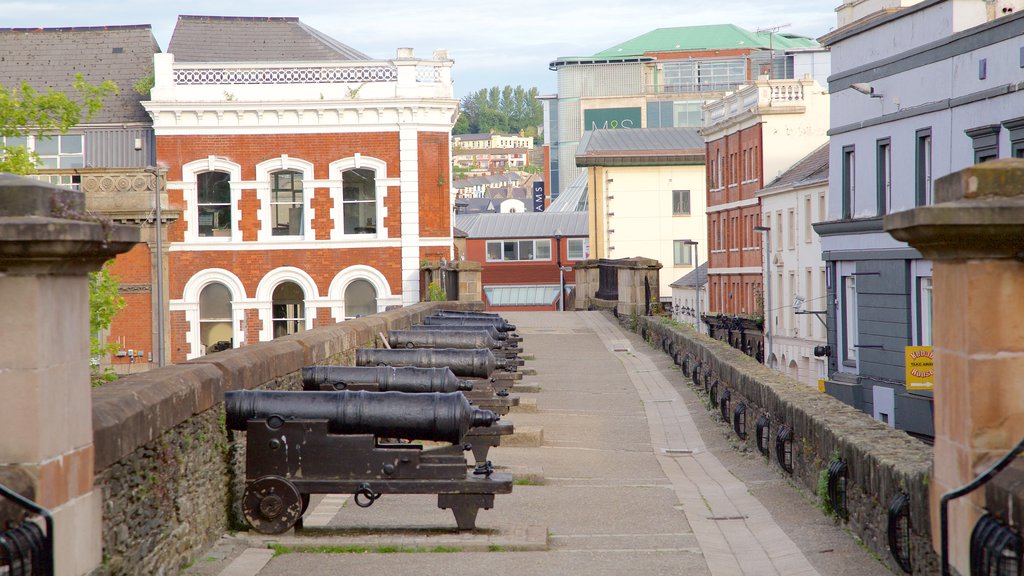 Derry City Walls mostrando elementos patrimoniales