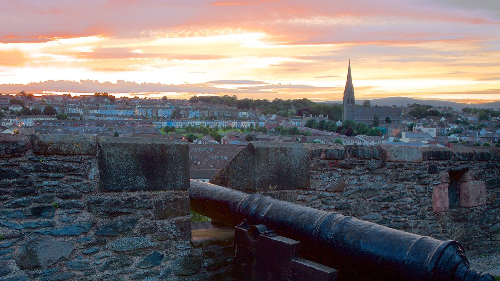 Derry City Walls ofreciendo una ciudad, elementos del patrimonio y una puesta de sol