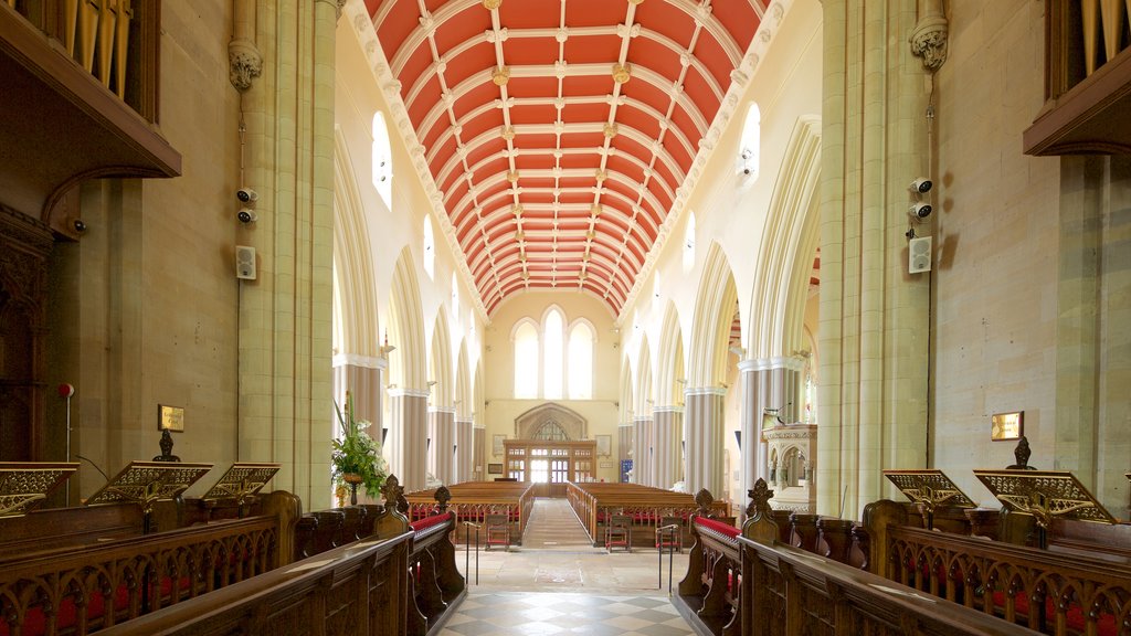 Irlanda del Norte ofreciendo patrimonio de arquitectura, vistas interiores y una iglesia o catedral