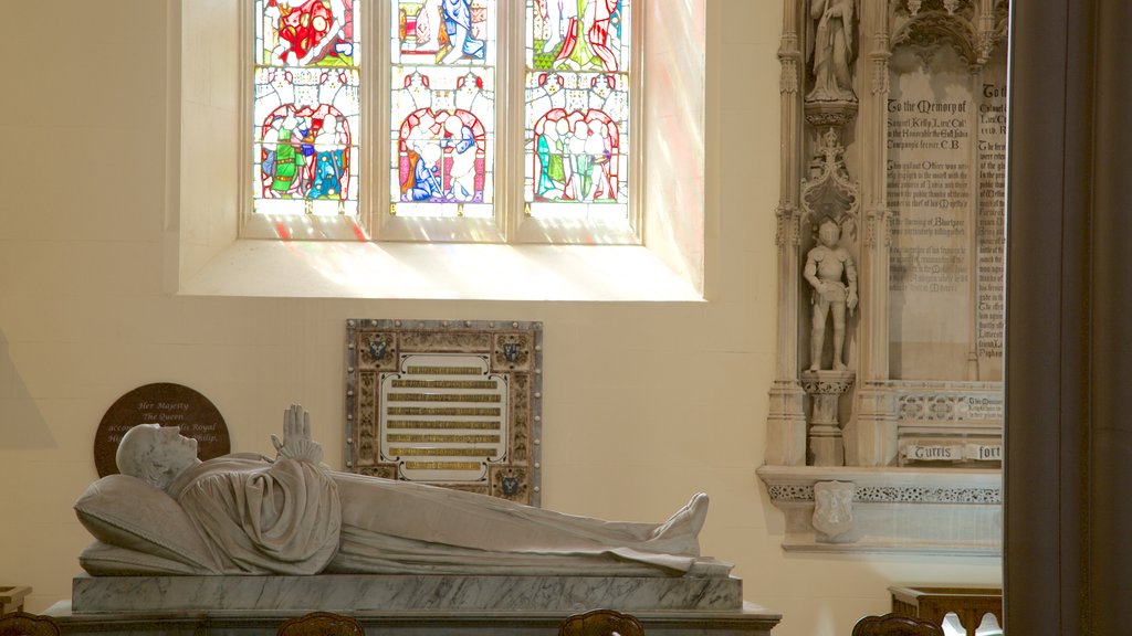 Armagh mostrando una iglesia o catedral, una estatua o escultura y elementos religiosos