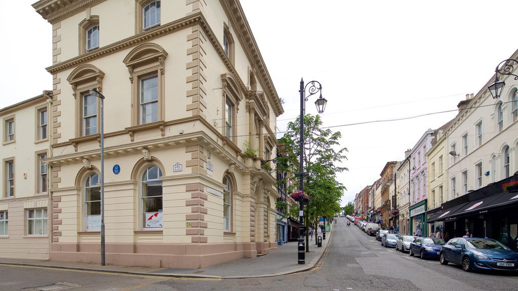 Museo de Derry Libre y Monumento al Domingo Sangriento mostrando imágenes de calles