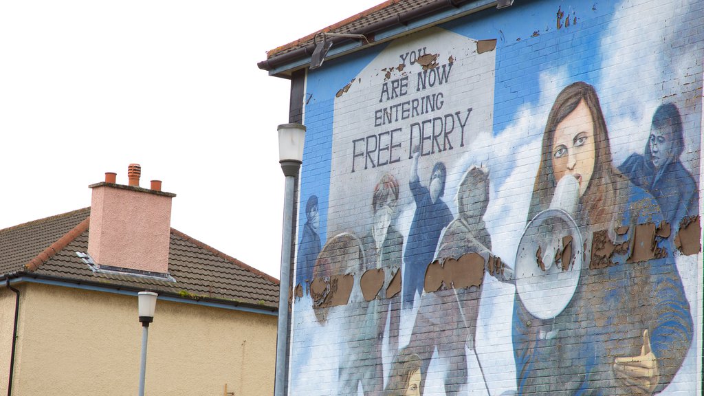 You are Now Entering Free Derry Mural que incluye arte al aire libre y señalización