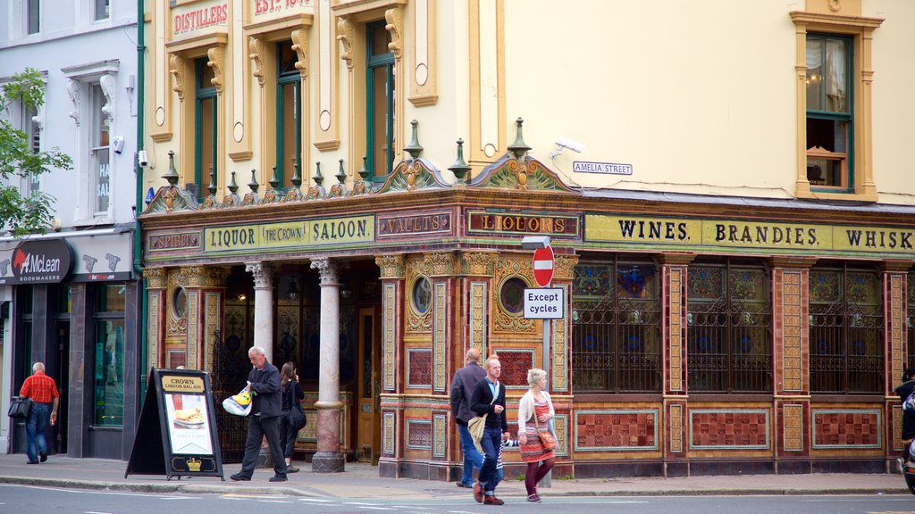 Belfast que incluye imágenes de calles, elementos patrimoniales y un bar