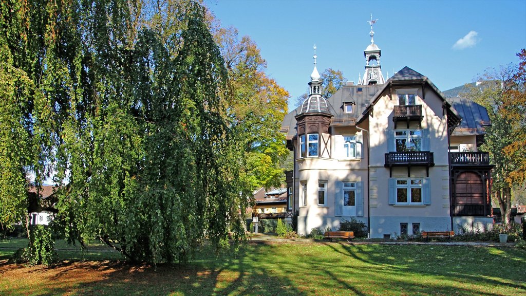 Garmisch-Partenkirchen que incluye arquitectura patrimonial y jardín