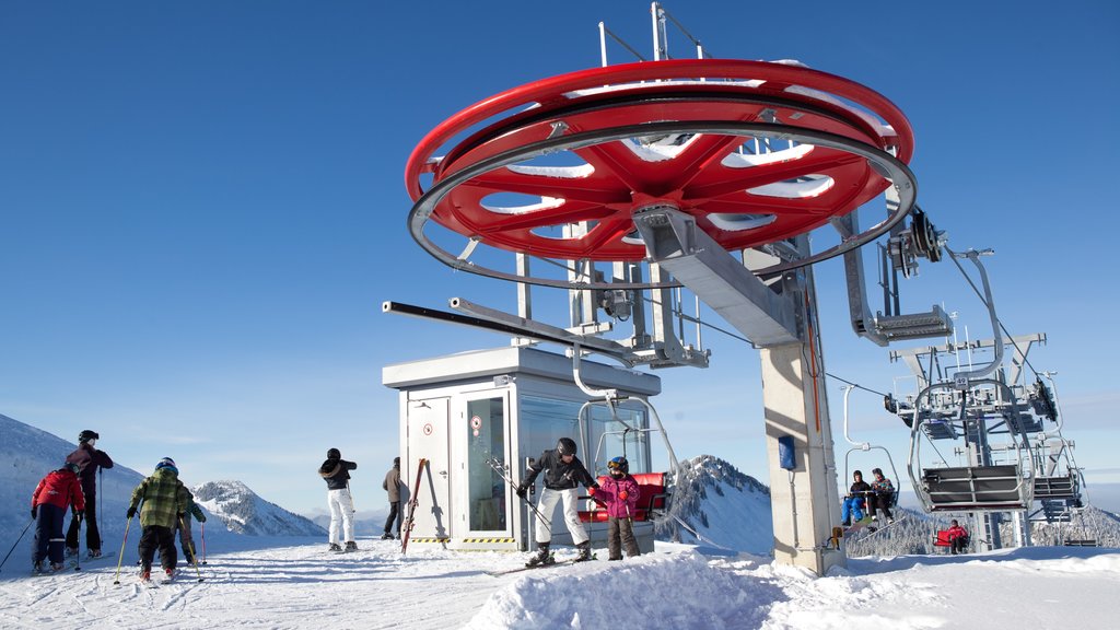 Spitzingsee mostrando nieve, una góndola y esquiar en la nieve