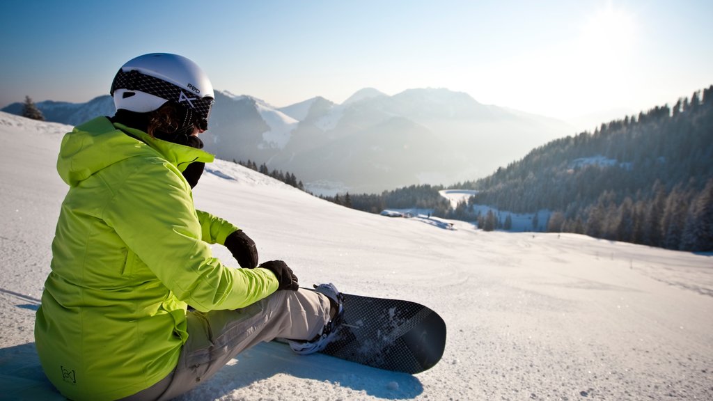 Spitzingsee que incluye nieve y snowboard y también una mujer