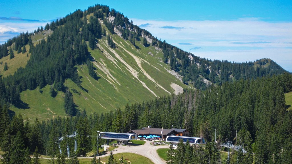 Spitzingsee menunjukkan gunung dan suasana damai