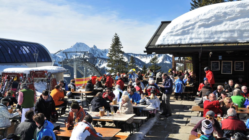 Spitzingsee montrant ambiance de café, repas à l’extérieur et neige