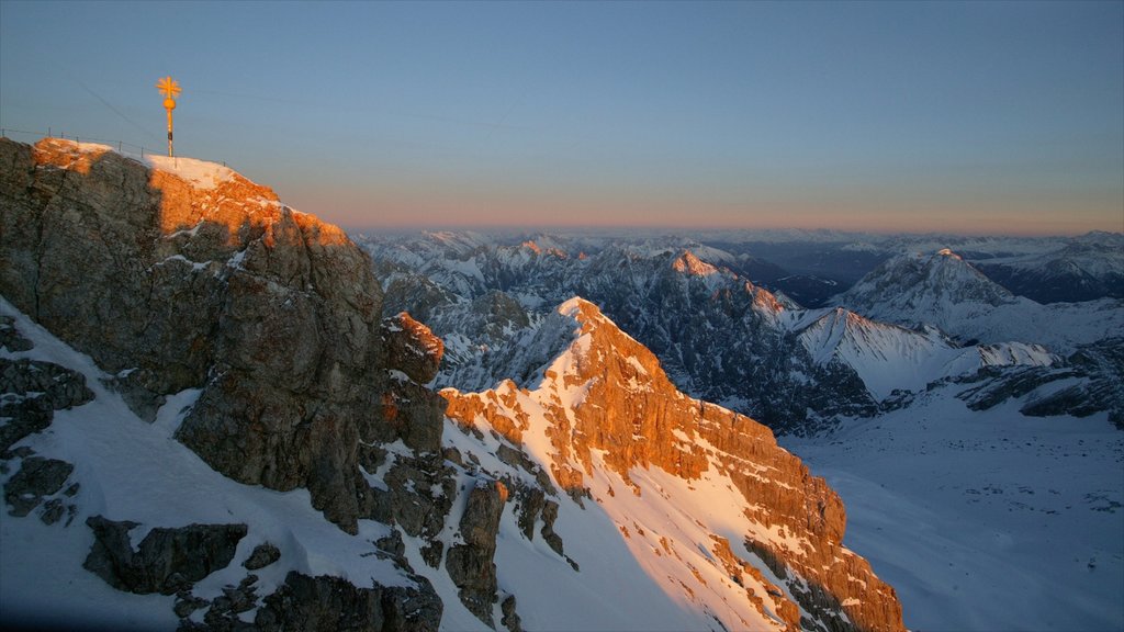 Estación de esquí Garmisch-Partenkirchen mostrando vista panorámica, escenas tranquilas y un atardecer