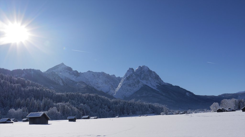 Garmisch-Partenkirchen-skistedet som omfatter sne, en lille by eller en landsby og skove