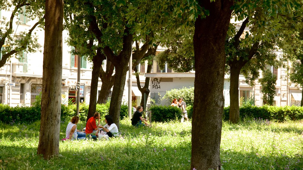 San Giovanni mostrando um jardim assim como um pequeno grupo de pessoas