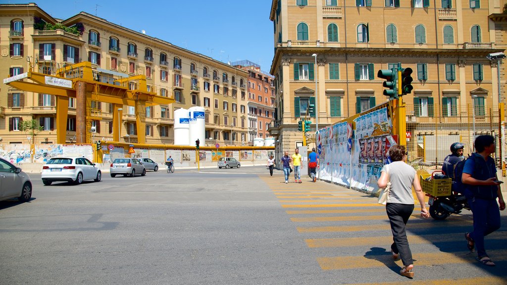 San Giovanni caratteristiche di città e strade cosi come un piccolo gruppo di persone