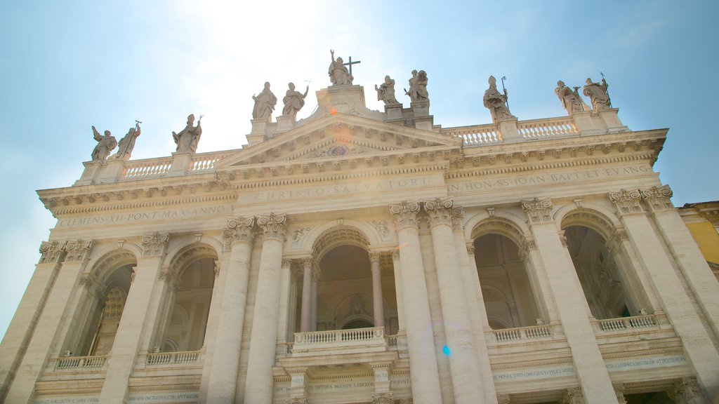 San Giovanni mostrando una iglesia o catedral, elementos patrimoniales y elementos religiosos