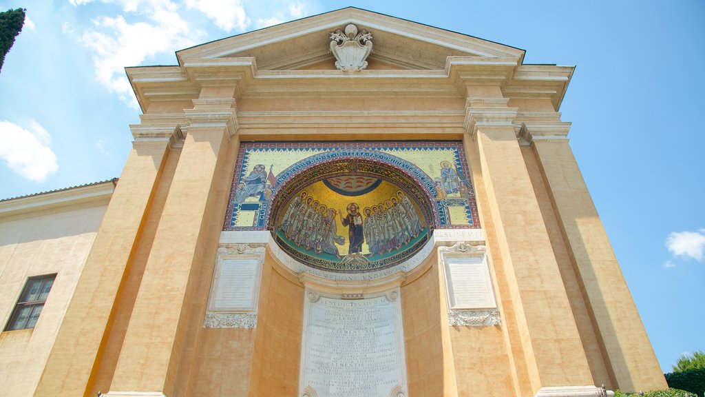 San Giovanni ofreciendo elementos religiosos, elementos del patrimonio y una iglesia o catedral