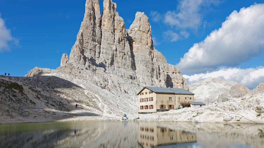 Valle de Fassa mostrando escenas tranquilas, un lago o espejo de agua y montañas