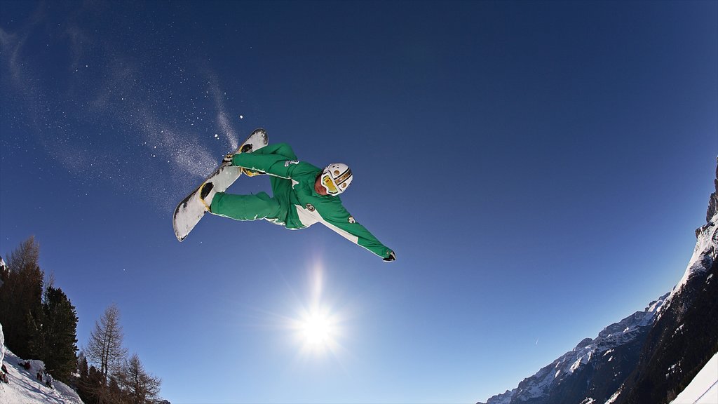 Vallée de Fassa montrant neige et snowboard aussi bien que homme