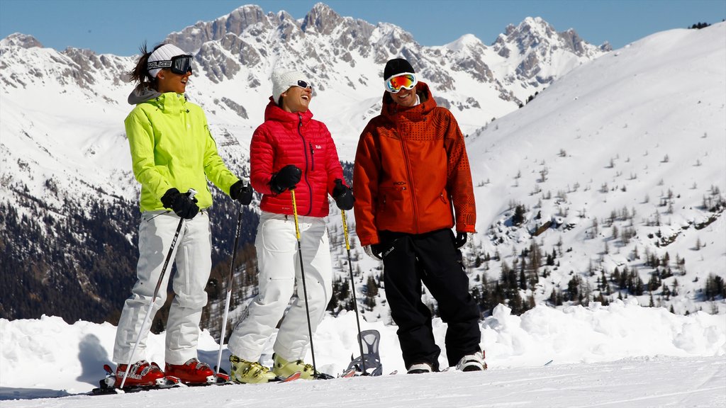 Fassa Valley showing snow, mountains and snow skiing