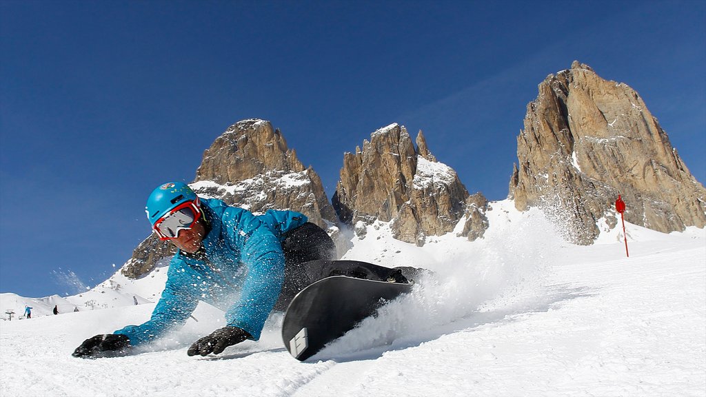 Fassa Valley showing snow, mountains and snowboarding