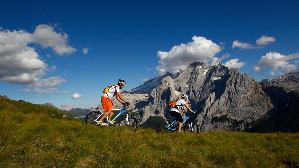 Fassa Valley mostrando cenas tranquilas, montanhas e mountain bike