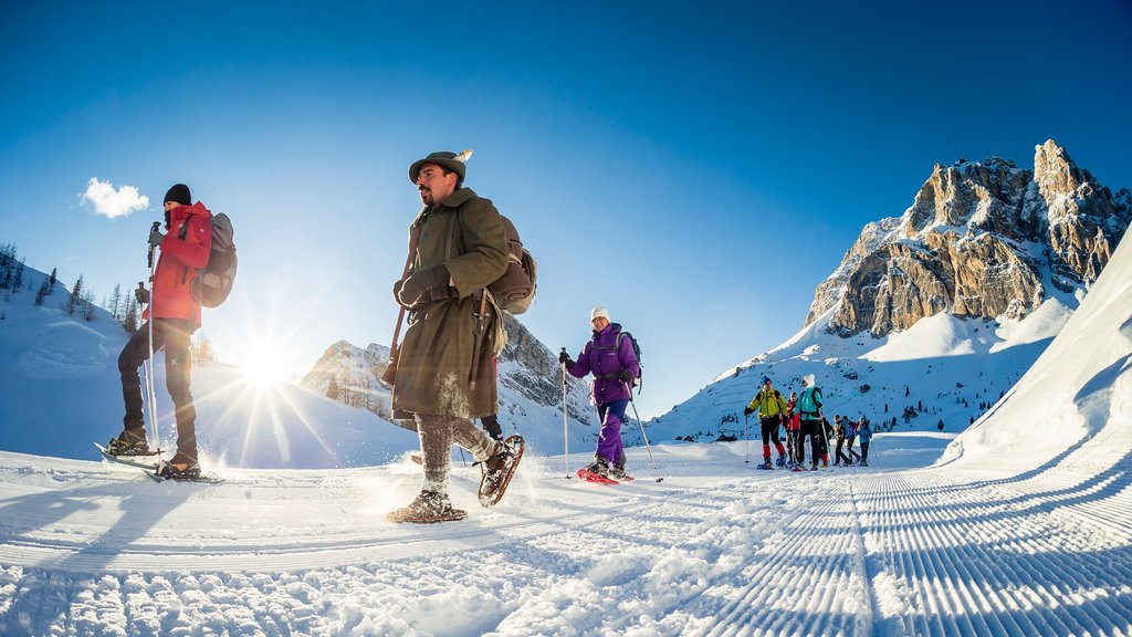 Cortina d\'Ampezzo Ski Resort caracterizando escalada ou caminhada e neve assim como um pequeno grupo de pessoas