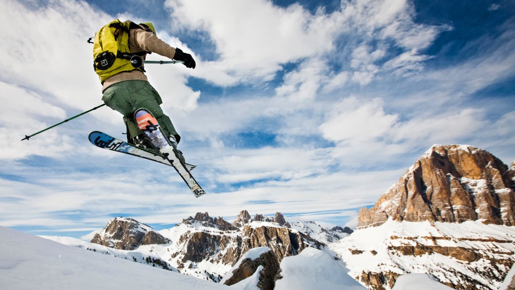 Skiresort Cortina d\'Ampezzo toont sneeuw, skiën en bergen