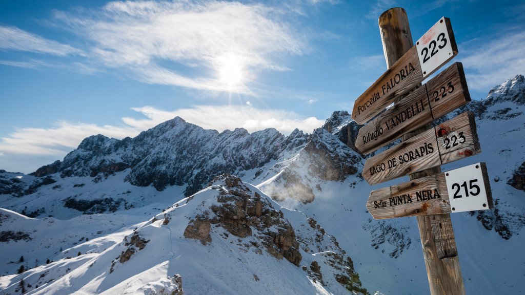 Cortina d\'Ampezzo Ski Resort which includes signage, mountains and snow