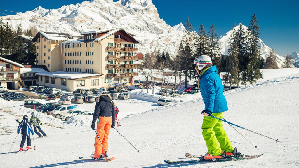 Skiresort Cortina d\'Ampezzo toont skiën, een hotel en sneeuw