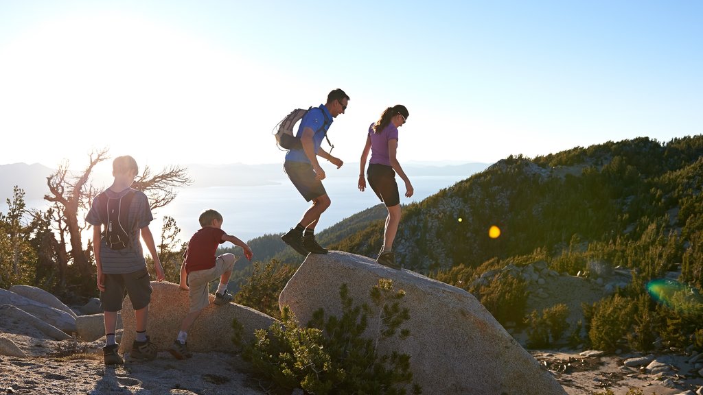 Heavenly Ski Resort que inclui escalada ou caminhada e cenas tranquilas assim como uma família