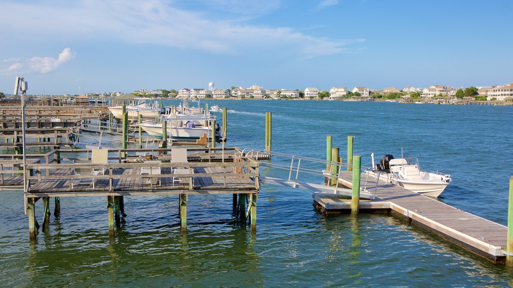 Wrightsville Beach caracterizando uma marina, canoagem e um rio ou córrego