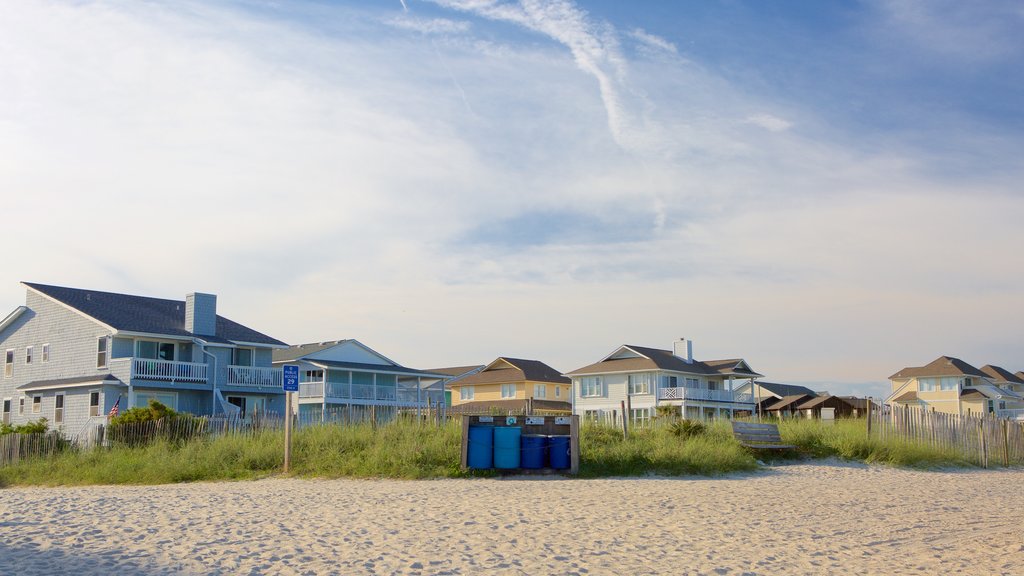 Wrightsville Beach som inkluderer kyst, hus og sandstrand