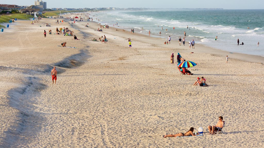 Wrightsville Beach som inkluderer sandstrand og kyst i tillegg til en stor gruppe med mennesker