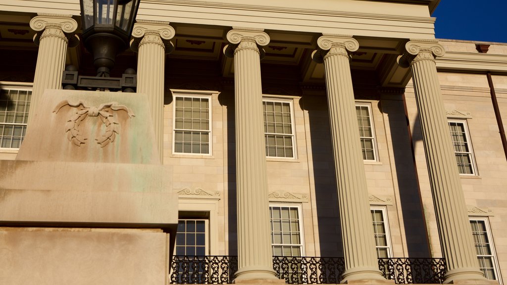 Mississippi State Capitol que incluye patrimonio de arquitectura, un edificio administrativo y elementos del patrimonio