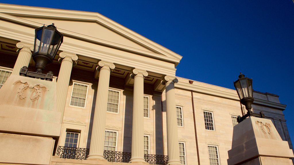 Mississippi State Capitol ofreciendo arquitectura patrimonial, un edificio administrativo y elementos patrimoniales