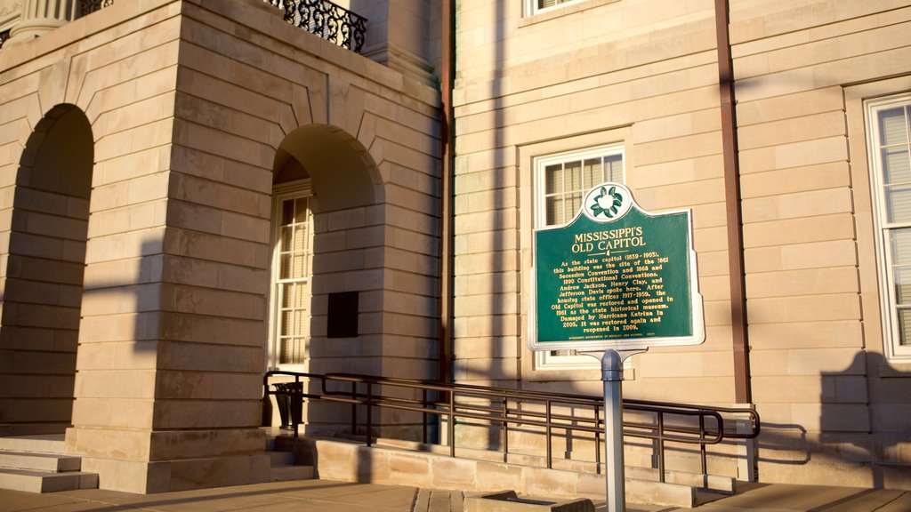 Mississippi State Capitol mostrando elementos del patrimonio, un edificio administrativo y señalización