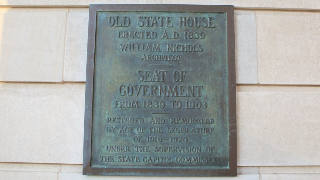 Mississippi State Capitol mostrando elementos del patrimonio, un edificio administrativo y señalización