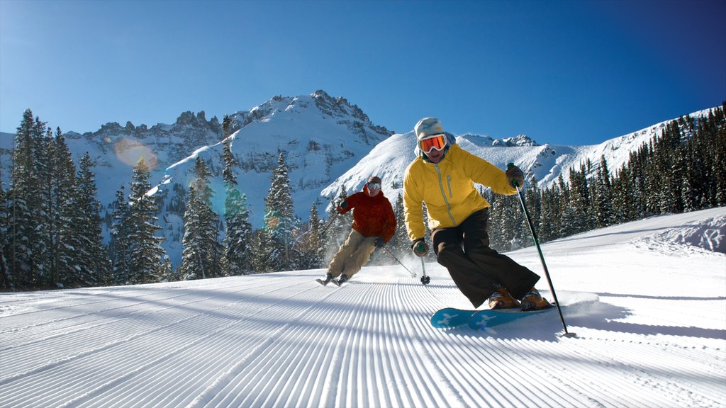 Telluride toont sneeuw en skiën en ook een stel