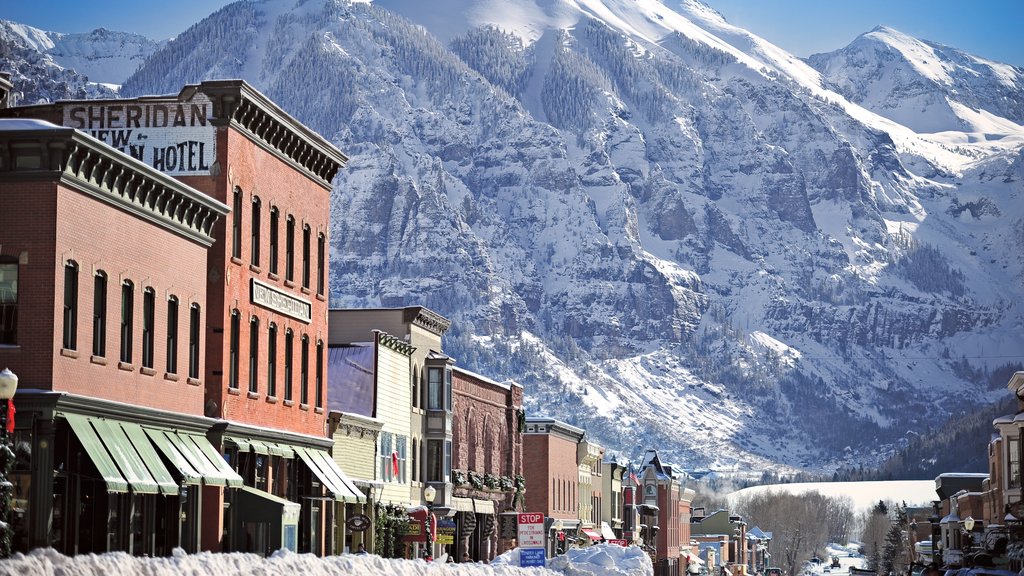 Telluride Ski Resort mostrando montanhas, uma cidade pequena ou vila e neve