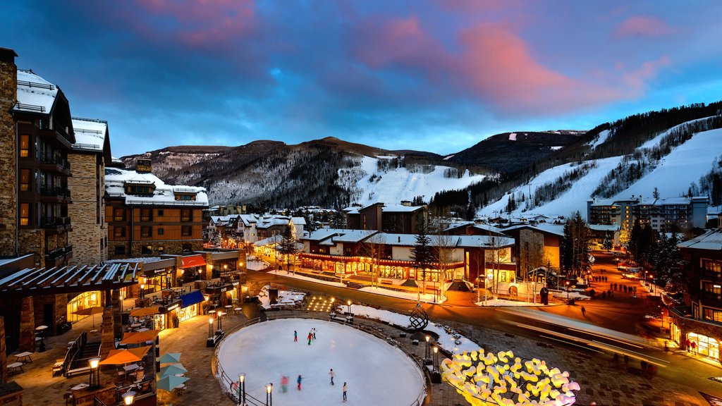 Vail ofreciendo un atardecer, una plaza y patinaje sobre nieve